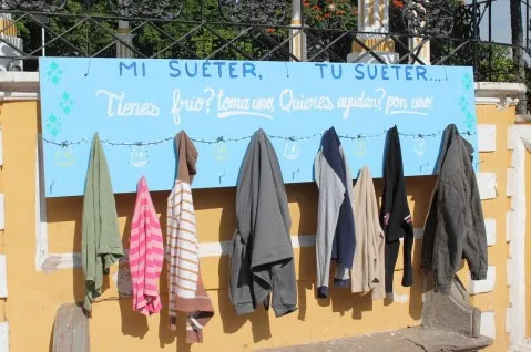 Este viernes, un abrigo puede hacer la diferencia: llega el “Perchero Solidario” al Xamena