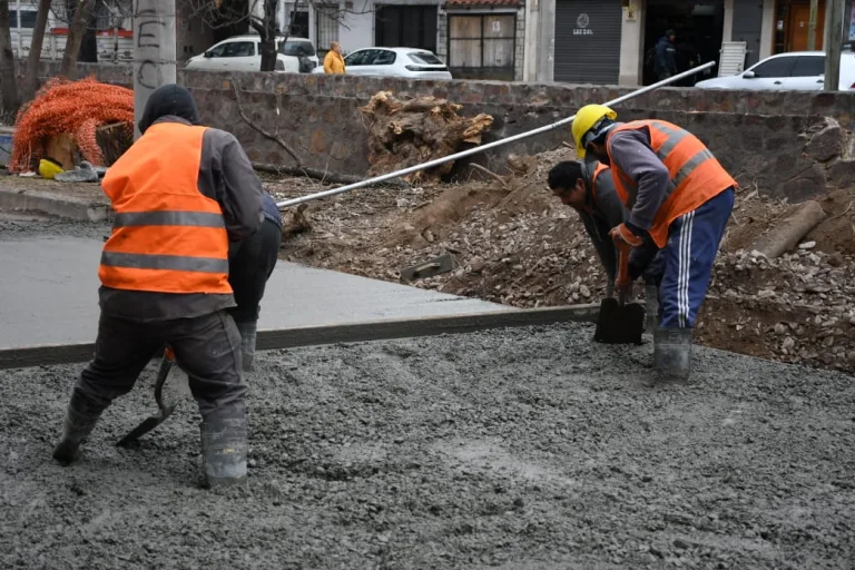 Mejoras viales: colocaron el nuevo hormigón en la calle Corrientes al 800