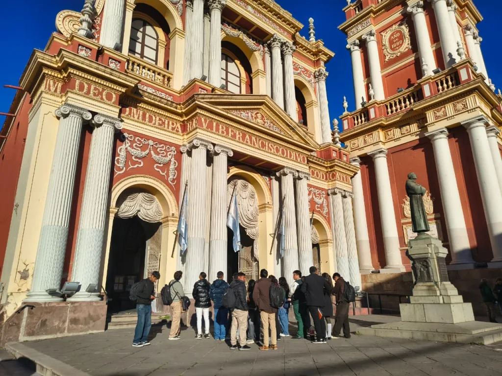 Conocer la ciudad para ampliar horizontes: estudiantes del interior vivieron Salta como turistas por un día