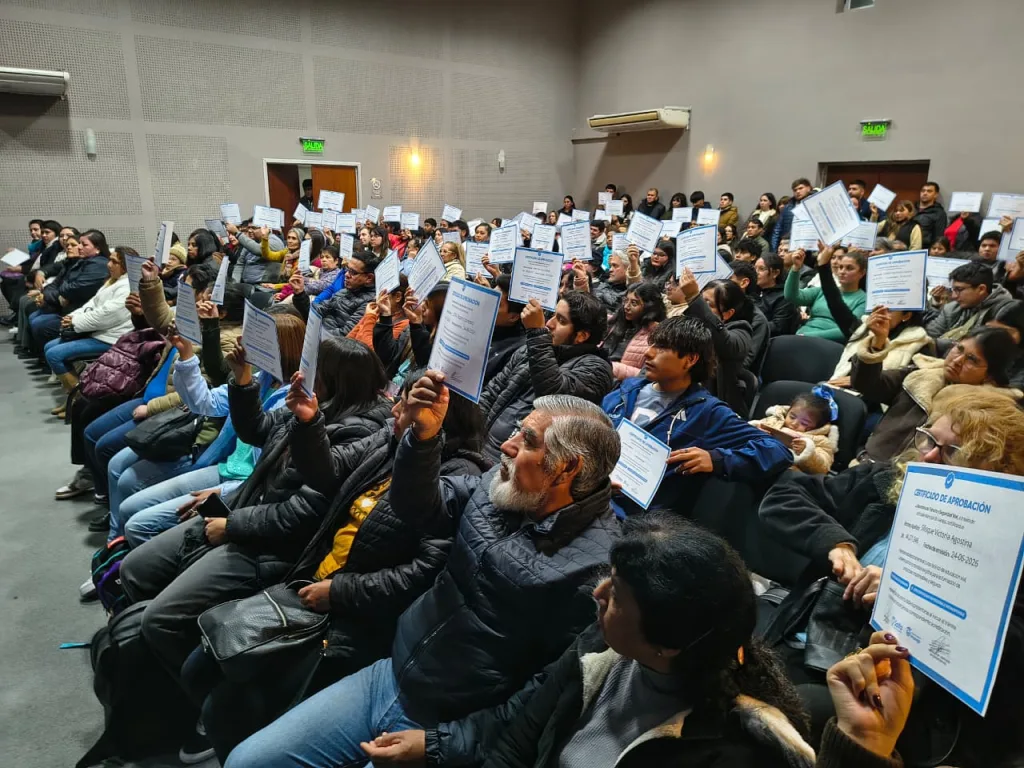 Alrededor de 200 alumnos de la Escuela de Manejo recibieron sus certificados