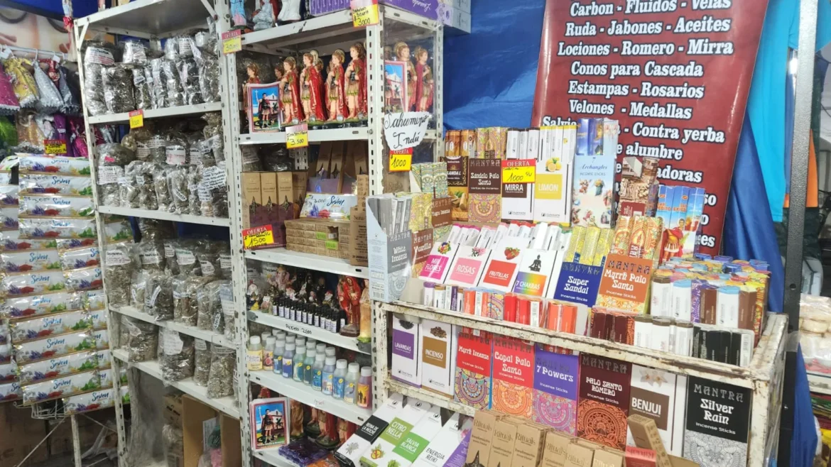 Variedad y buenos precios en productos de santería en el mercado San Miguel