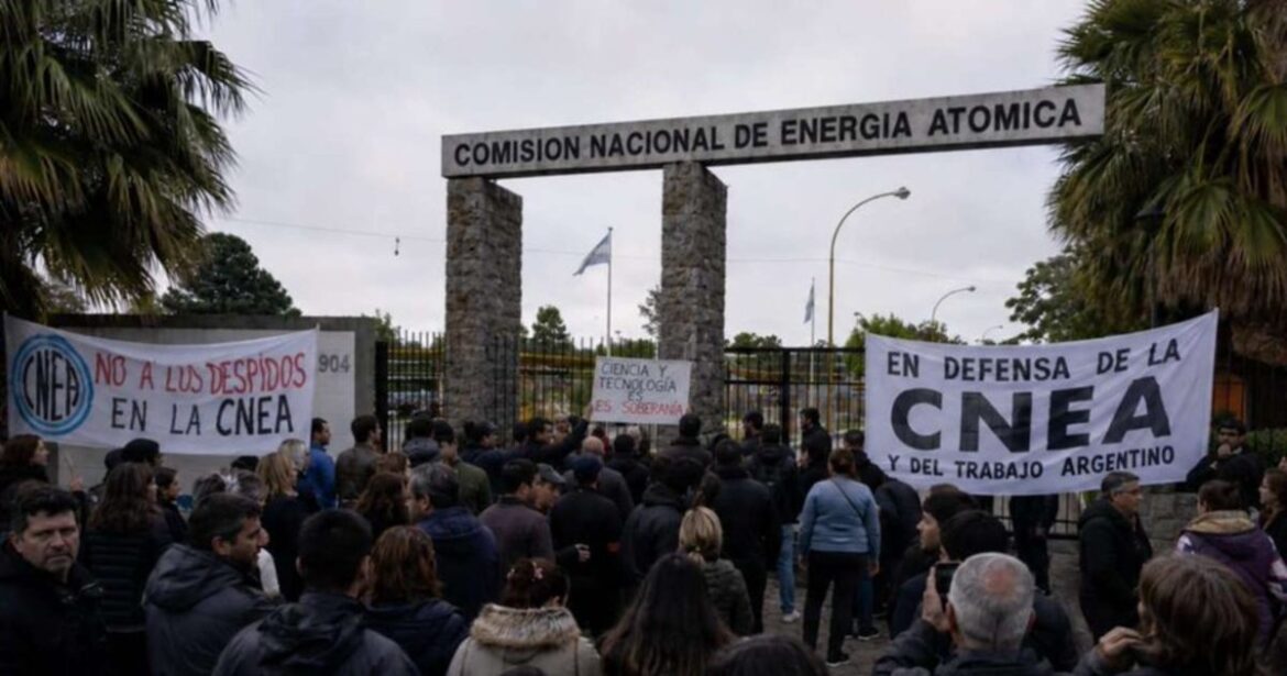 Ciencia en alerta: el conflicto en la CNEA reabre el debate sobre el rol del Estado en el desarrollo estratégico del país