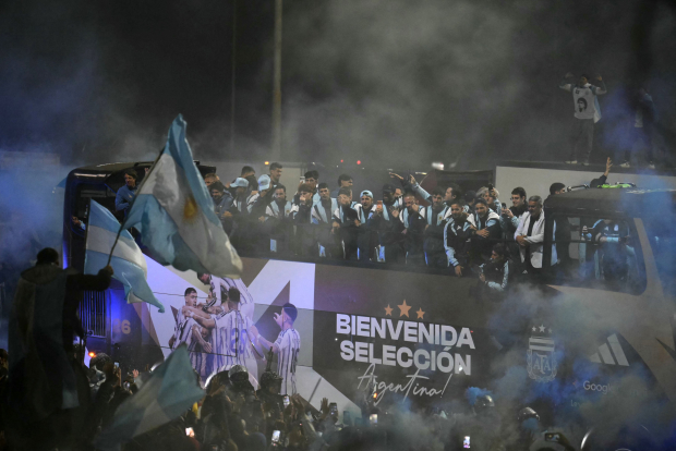 La Selección volvió con la frente en alto y recibió el abrazo de un país que nunca dejó de creer
