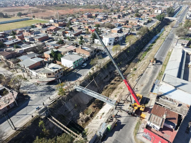 La Municipalidad habilitó una nueva pasarela peatonal que mejora la seguridad y la conexión entre los barrios