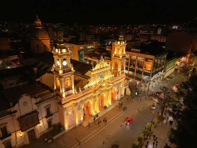 Salta comienza a prepararse para el Milagro con una nueva iluminación de la Catedral