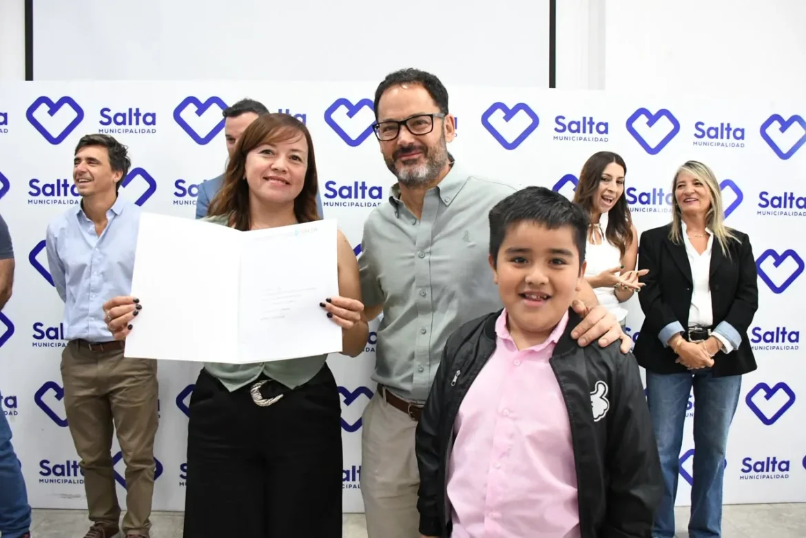 Después de años de espera, 72 familias recibieron las escrituras de sus viviendas